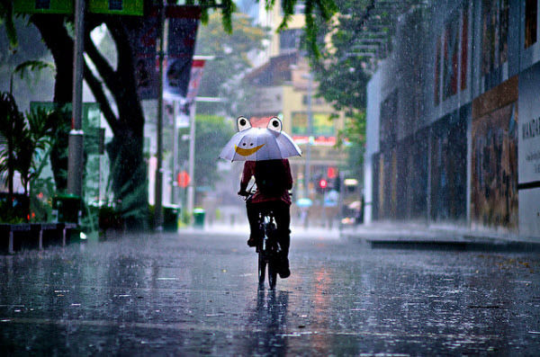 lluvia y sonriente