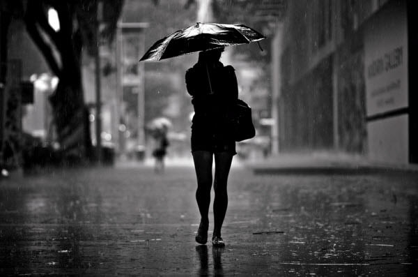 silhouette sous la pluie