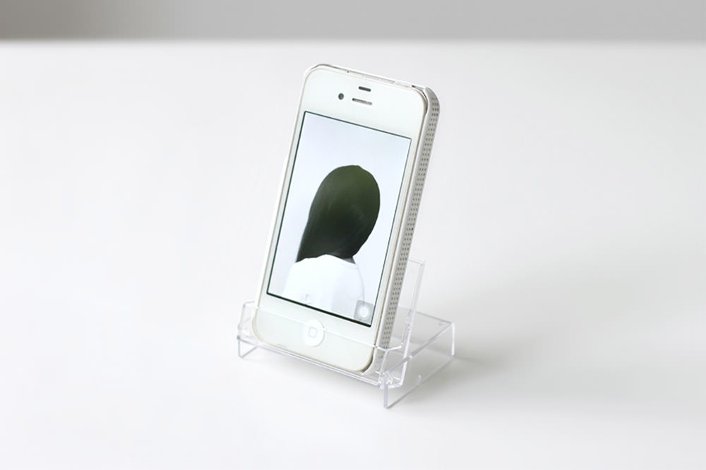 https://assets.hongkiat.com/uploads/tech-life-hacks/cassette-case-phone-holder.jpg